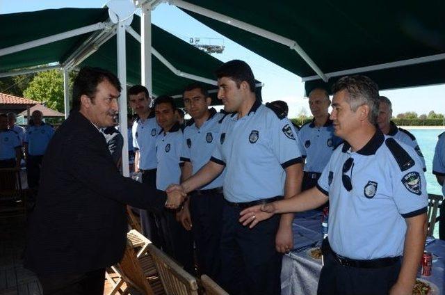 Başkan Dündar dan Zabıtaya Yemek 1