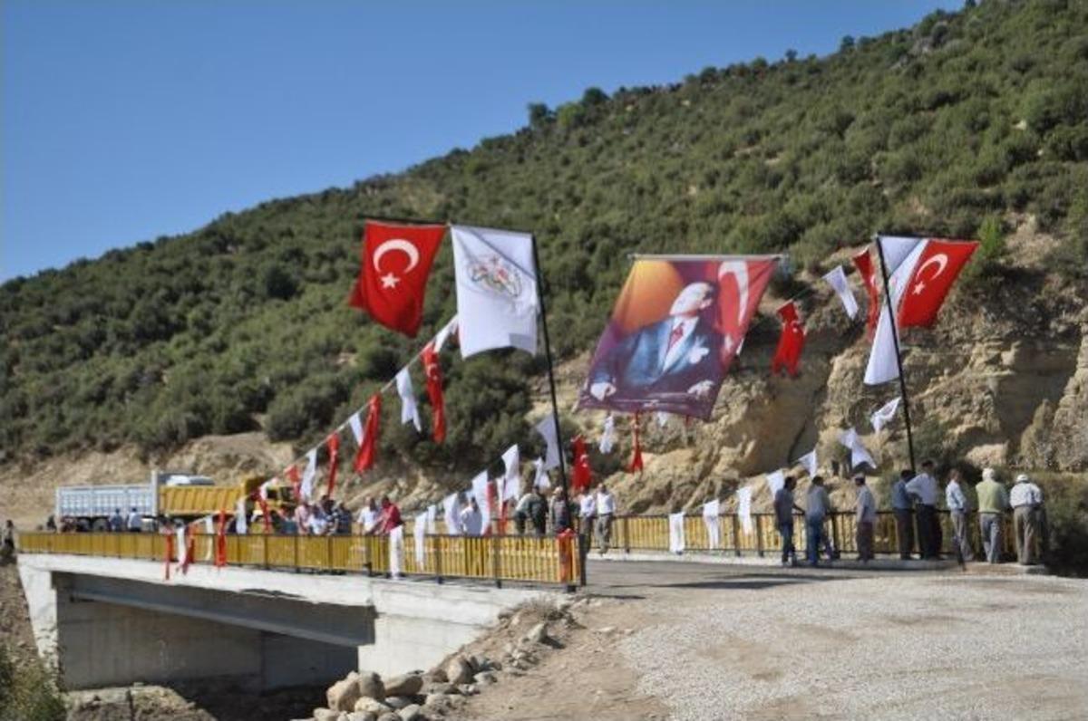 Demirci&rsquo;de Hizmete A&ccedil;ılan K&ouml;pr&uuml; 8 K&ouml;ye Ulaşım Sağlayacak