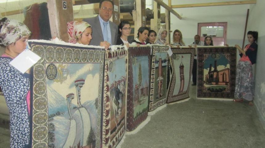 A&Uuml;, Erzurum Motifli 55 &Ouml;zel Hereke Halı Koleksiyonu Hazırladı