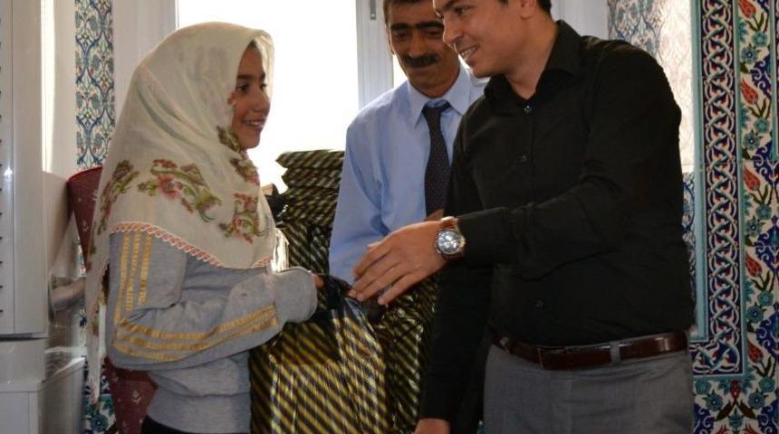 Kur'an-ı Kerim'i &Ouml;ğrenen &Ccedil;ocuklar Tablet Bilgisayarla &Ouml;d&uuml;llendirildi