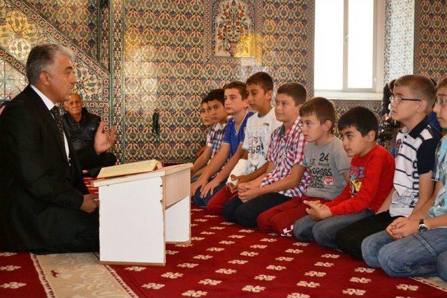 Kur an-ı Kerim i &Ouml;ğrenen &Ccedil;ocuklar Tablet Bilgisayarla &Ouml;d&uuml;llendirildi 1