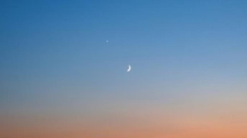 G&ouml;ky&uuml;z&uuml;nde Ay ve Yıldız