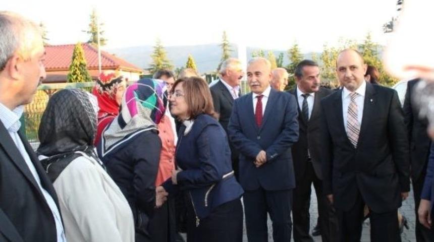 Bakan Şahin, Sevgi Evleri&rsquo;ni Ziyaret Etti