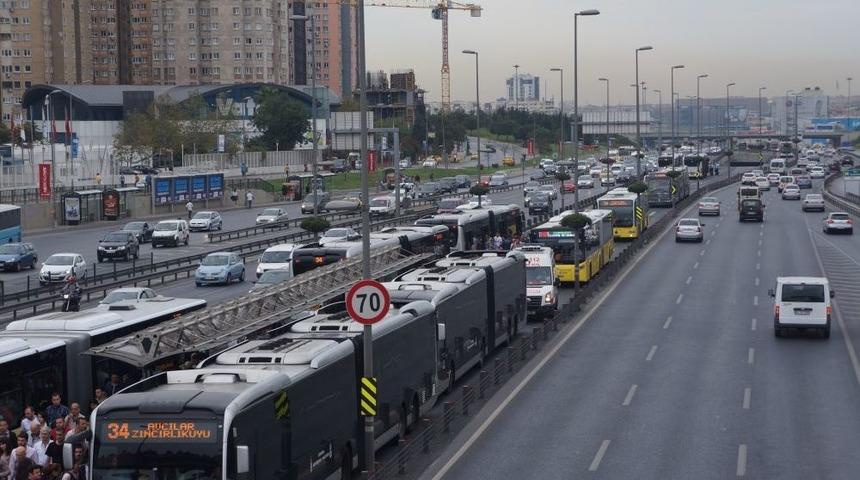 Cevizlibağ'da g&uuml;venlik &ccedil;izgisini ge&ccedil;en kadına metrob&uuml;s &ccedil;arptı