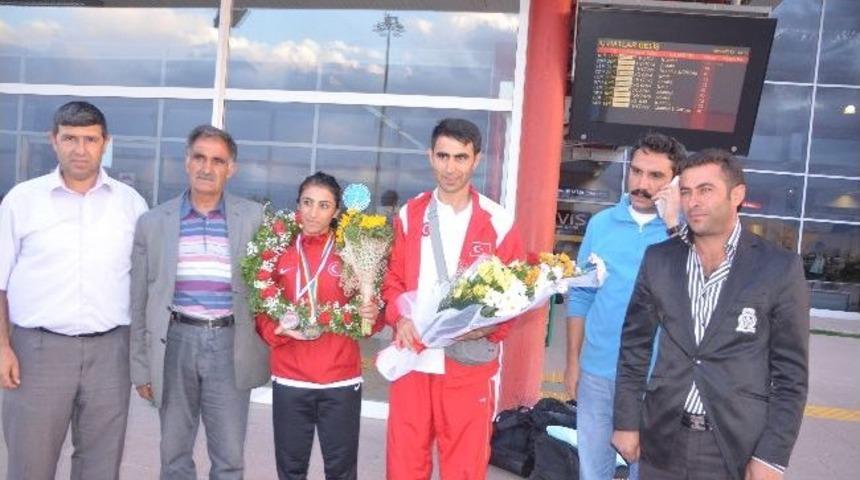 Bronz Atlet &Ccedil;i&ccedil;eklerle Karşılandı