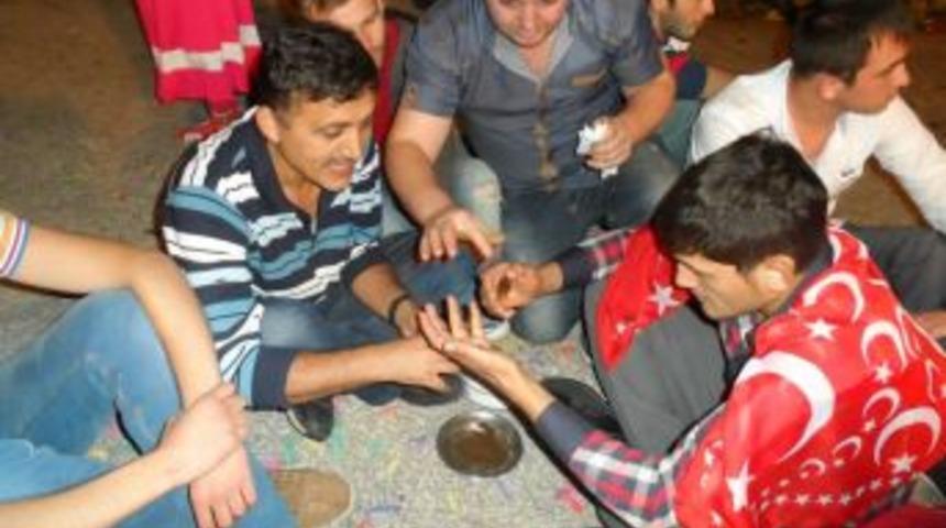 Askere Gidecek olan oğluna kına yaktı