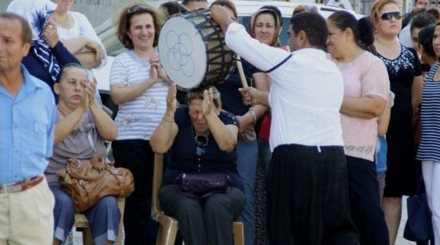 Chp&rsquo;nin 90.kuruluş Yıld&ouml;n&uuml;m&uuml; Erzin&rsquo;de Davul Zurnalarla Kutlandı