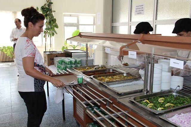 Uludağ Üniversitesi'nde Yemekler Salata Büfesi Ile Daha Da Zenginleşti