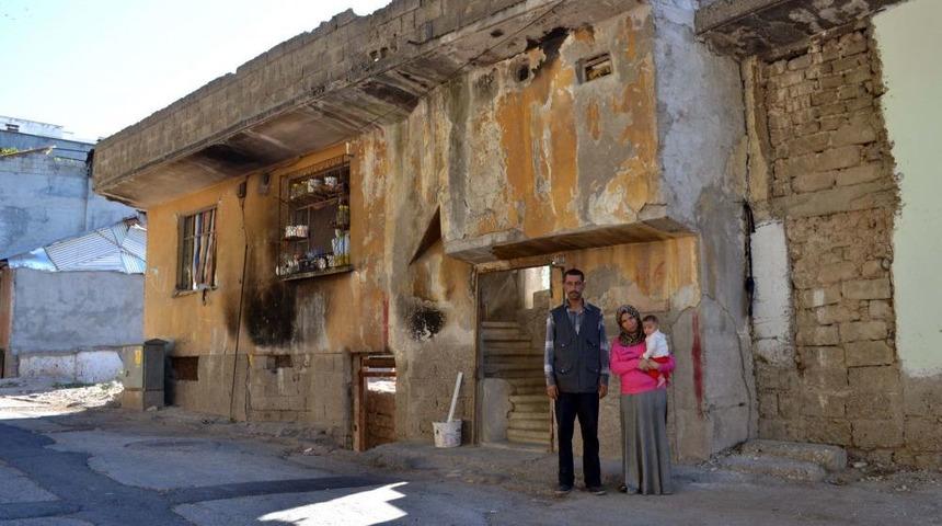 Suriyeli Aile, D&ouml;rt Aylık Bebekleriyle Duvarı Olmayan Tek G&ouml;z Odada Yaşıyor