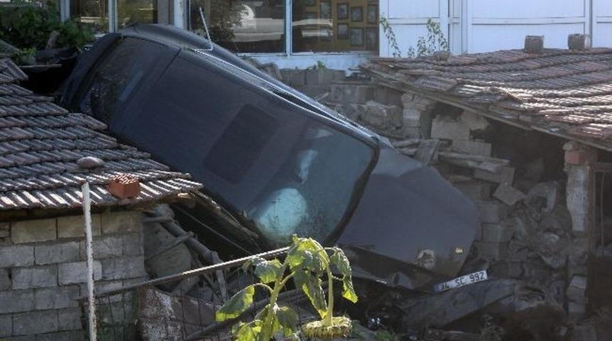 Otomobil &Ccedil;atıya &Ccedil;ıktı