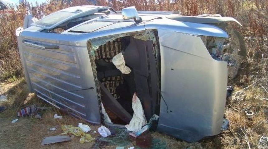 Boz&uuml;y&uuml;k'te Trafik Kazası, 5 Yaralı