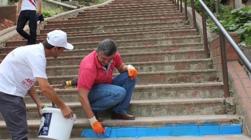 Ak&ccedil;akoca&rsquo;da Merdivenler G&ouml;kkuşağı Renginde Boyanmaya Başladı