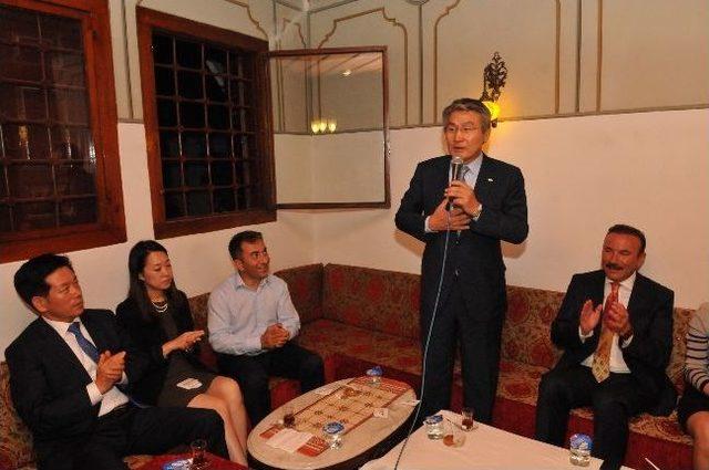 Koreliler, K&uuml;lt&uuml;r Gecesinde Doyasıya Eğlendi 1