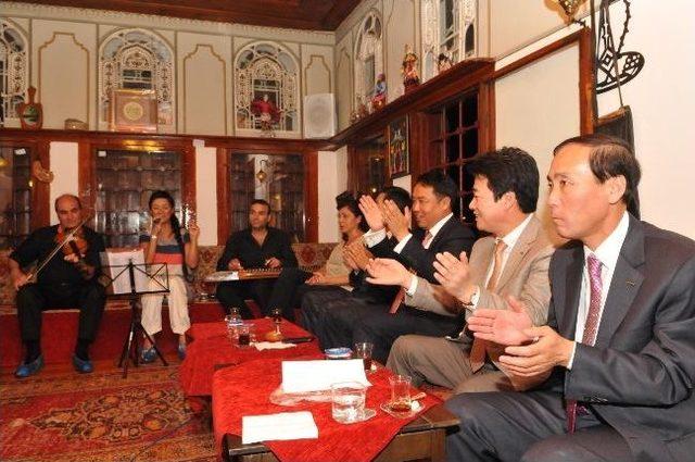 Koreliler, K&uuml;lt&uuml;r Gecesinde Doyasıya Eğlendi 2