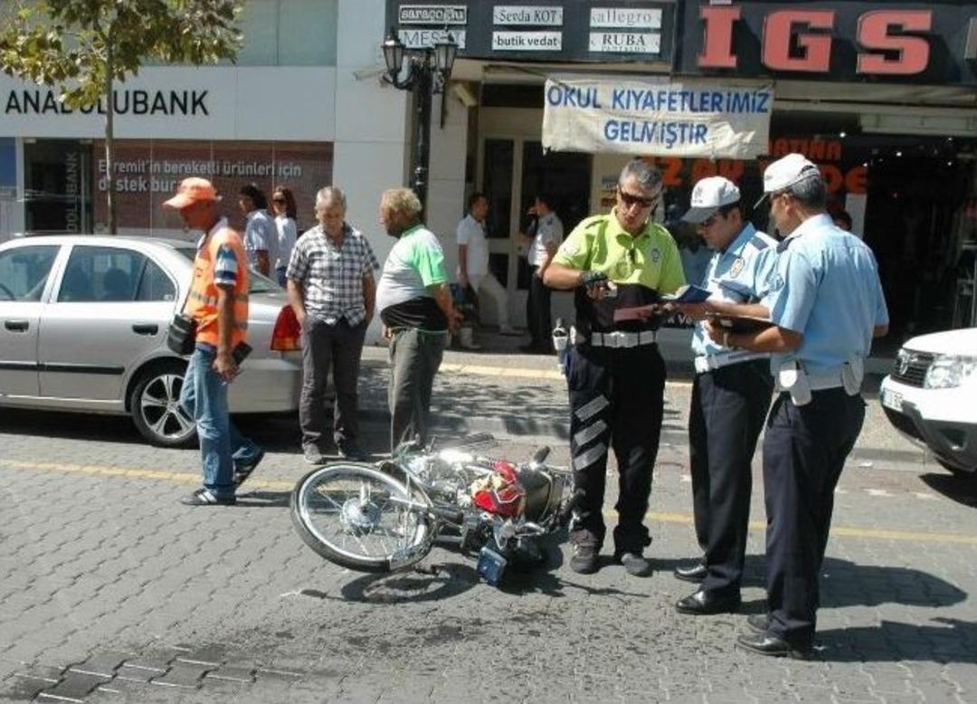 Yeni Aldığı Motosikletle Otomobile &Ccedil;arptı