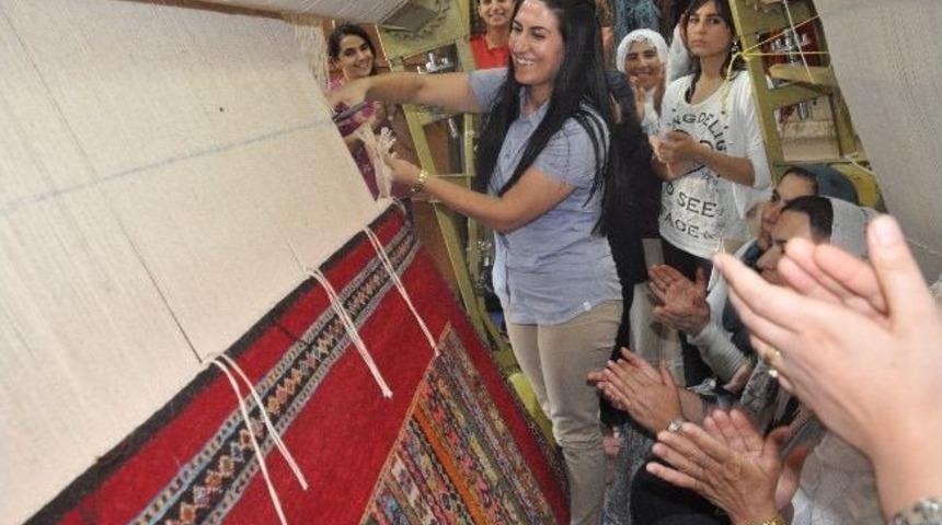 Halı At&ouml;lyesi &Ouml;ğrencileri İlk &Uuml;r&uuml;nlerini Tanıttı