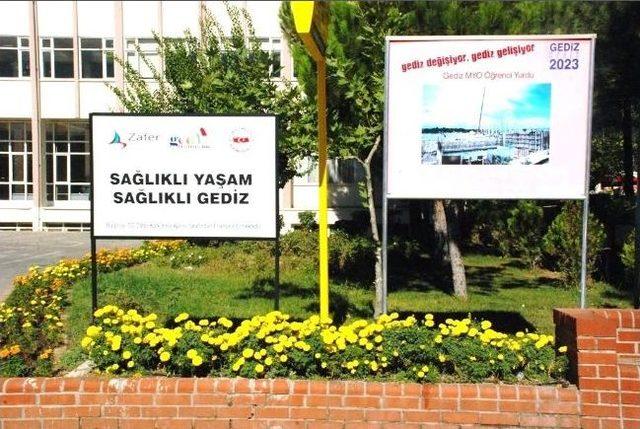 Gediz Belediyesi İlçeyi Çiçeklerle Donattı