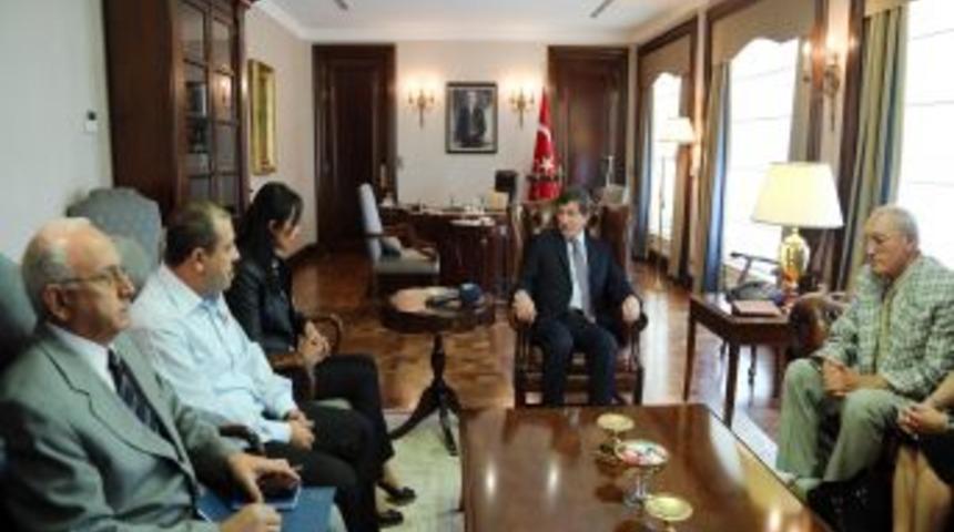 Dışişleri Bakanı'ndan L&uuml;bnan'da Ka&ccedil;ırılan T&uuml;rk Pilotların Eşlerine &Ouml;vg&uuml;