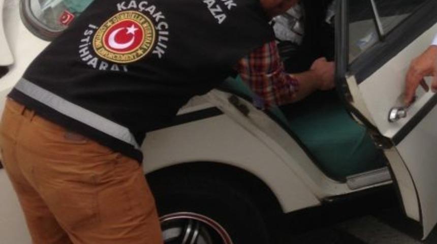 Ka&ccedil;maya &Ccedil;alışan Otomobilden 30 Bin Lira Değerinde Ka&ccedil;ak Sigara &Ccedil;ıktı