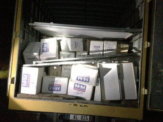 Araca PTT Kargo Aracı S&uuml;s&uuml; Verip Ka&ccedil;ak Sigara Taşıdılar 1