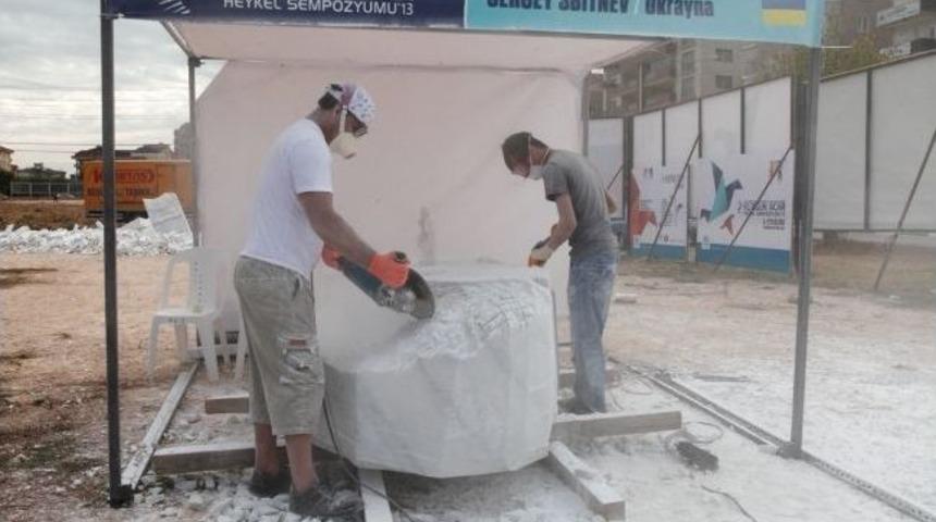 Mermer Bloklar &Ouml;zg&uuml;rl&uuml;k Heykellerine D&ouml;n&uuml;ş&uuml;yor