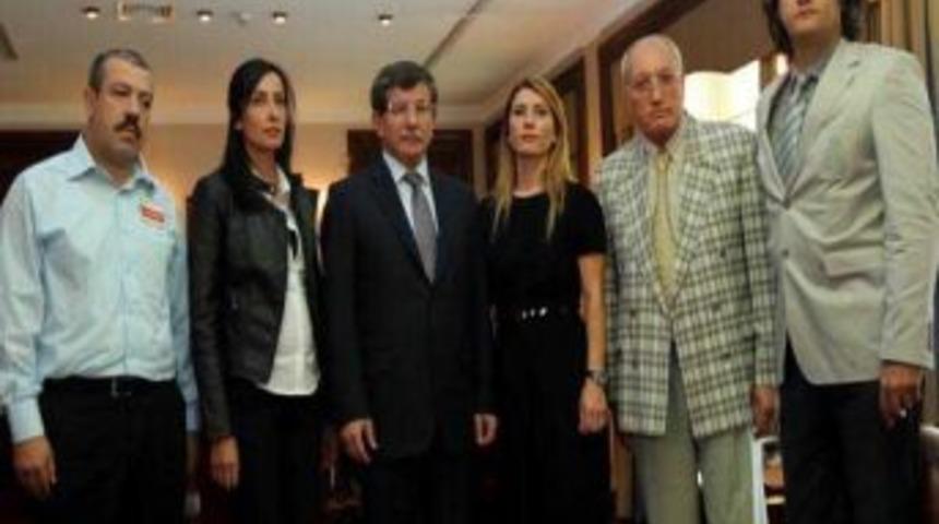Davutoğlu, L&uuml;bnan&rsquo;da Ka&ccedil;ırılan Pilotların Aileleriyle G&ouml;r&uuml;şt&uuml;