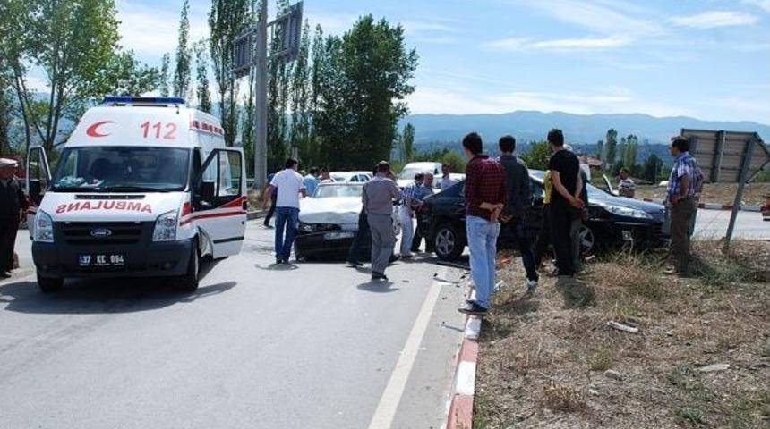 D-100 Kara Yolunda Kaza: 2 Yaralı