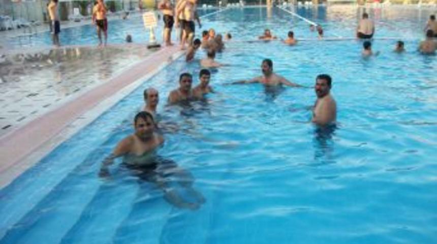 Belediye Temizlik Iş&ccedil;ilerinin Havuz Sefası