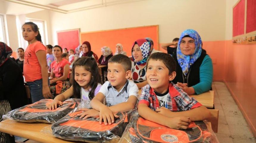 Talas Belediyesi Okula Yeni Başlayan Minikleri &Ccedil;anta Ile Sevindirdi