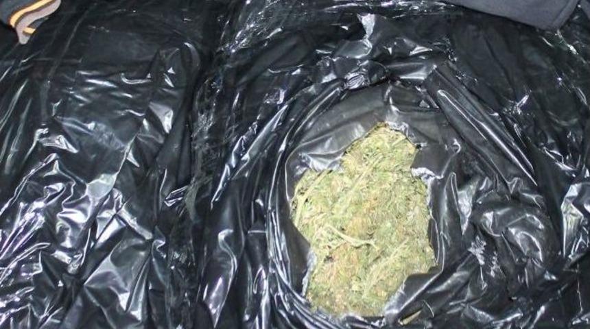 Otomobilden 32 Kilo Esrar &Ccedil;ıktı, 4 Kişi Tutuklandı