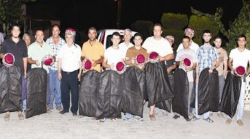 Sel&ccedil;uk'ta K&ouml;ylere Kost&uuml;m Hediye Edildi