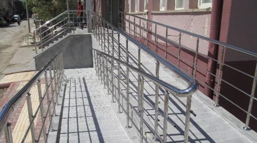 Yavuzeli H&uuml;k&uuml;met Konağı &Ouml;n&uuml;ne Engelliler Rampası Yapıldı