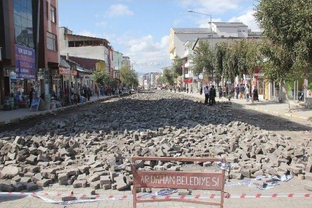 Ardahan'da Yol Çalışmaları Ve Sıcak Asfalt Çalışmaları Devam Ediyor