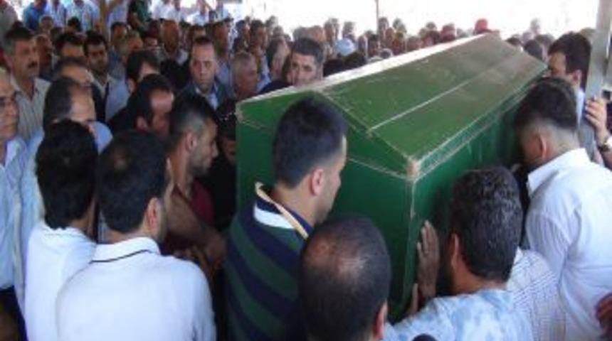 Protesto G&ouml;sterisinde Hayatını Kaybeden Atakan Toprağa Verildi