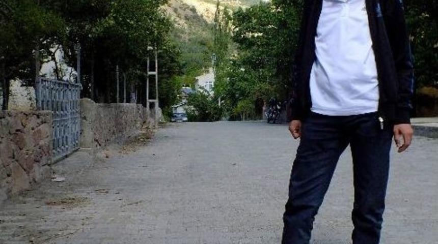 Kedi Ve K&ouml;peğin Dostluğu G&ouml;renleri Şaşırtıyor