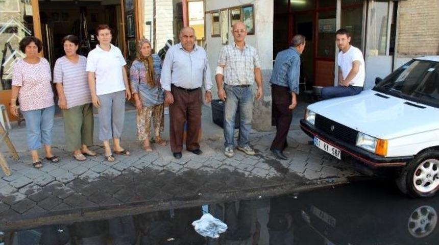 Salihli Esnafı Su Birikintilerinden Şikayet&ccedil;i