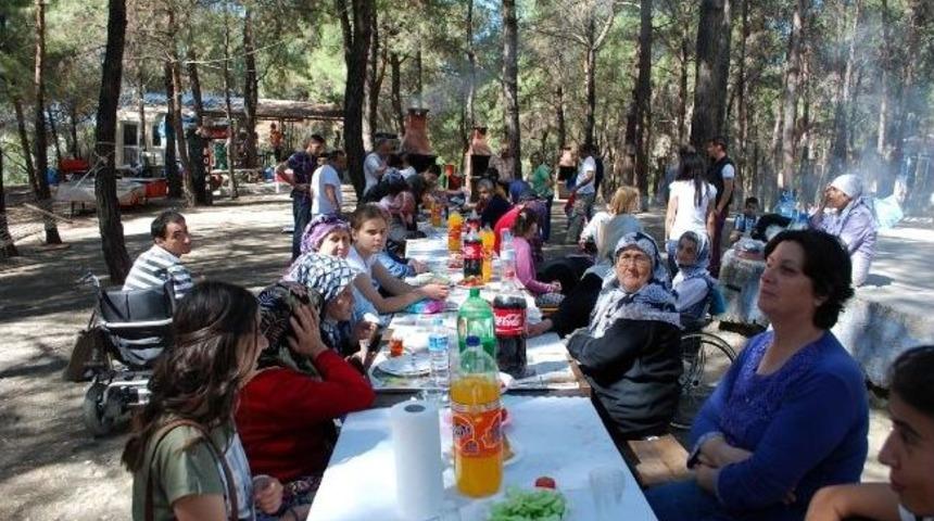 Engelliler Piknikte Stres Attı