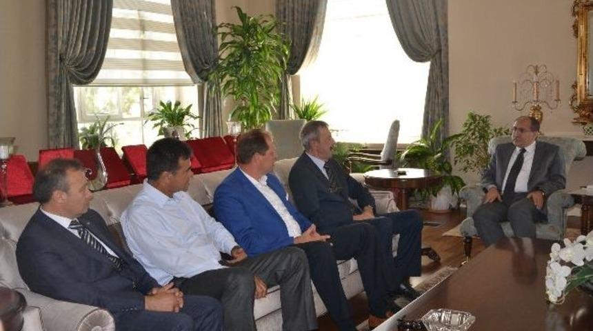 Vali Savaş'tan İftar Sponsorlarına Plaket