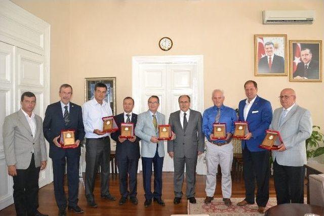 Vali Savaş'tan İftar Sponsorlarına Plaket