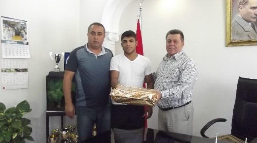 Şampiyon &Ouml;d&uuml;llendirildi