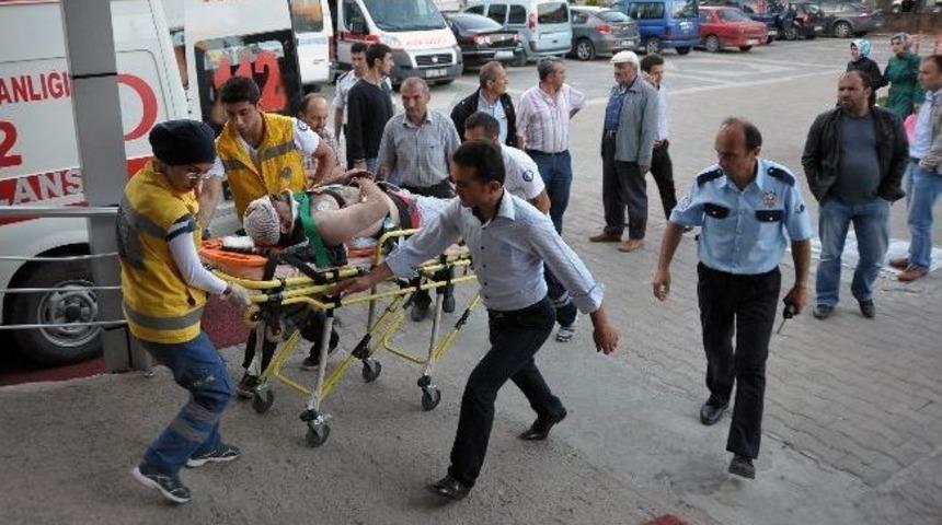 G&uuml;m&uuml;şhane&rsquo;de Trafik Kazası: 1 &Ouml;l&uuml;, 2 Yaralı