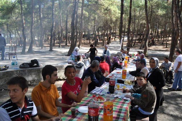 Engelliler Piknikte Darbuka Ve Klarnet Eşliğinde Eğlendi