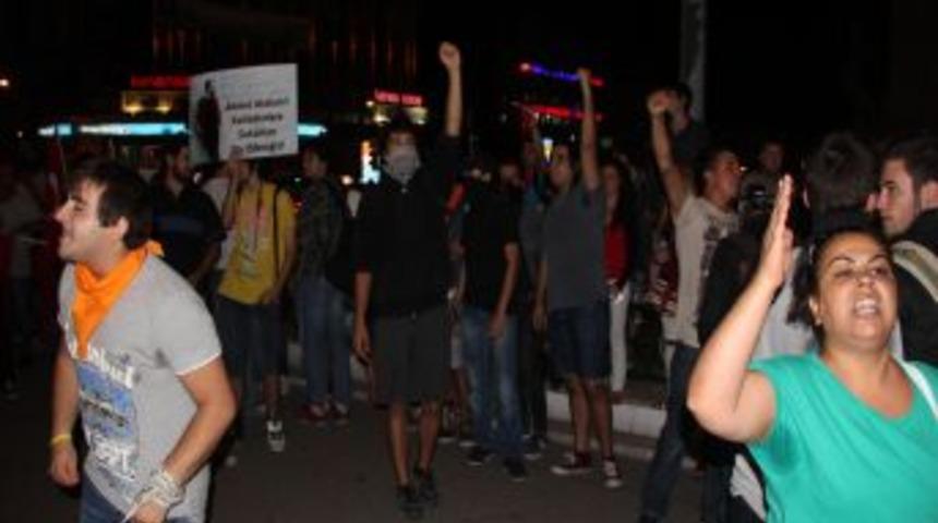 Atakan'ın &Ouml;l&uuml;m&uuml; I&ccedil;in Yola &Ccedil;ıktılar, AK Parti &Ouml;n&uuml;nde Gezi Eylemi Yaptılar