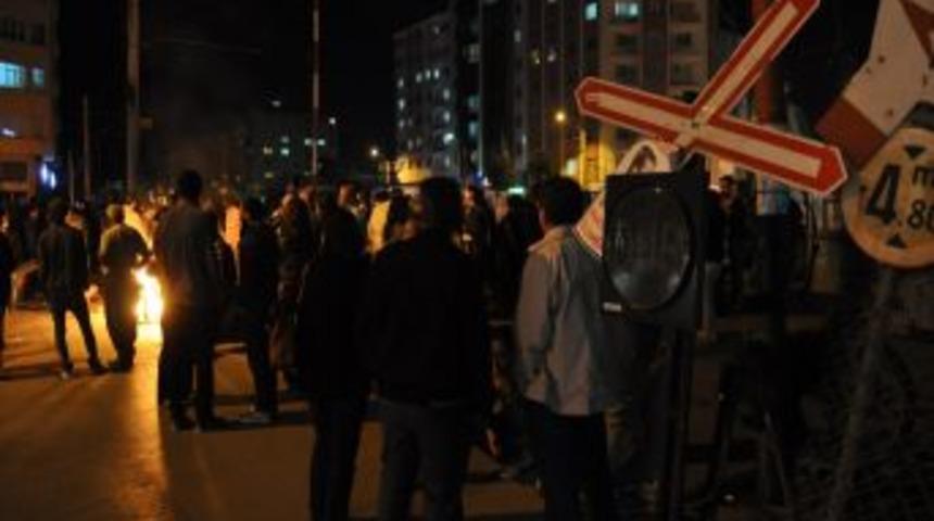 Atakan I&ccedil;in Toplandılar Tren Yolunu Kapatıp, Kurdukları Barikatı Ateşe Verdiler