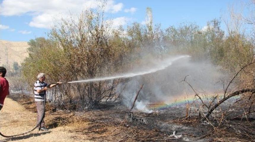 Oltu’da Arazi Yangını Korkuttu