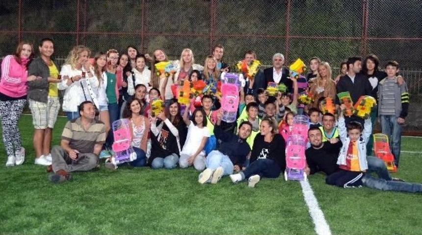 Avrupalı &Ouml;ğrenciler &Ccedil;ocuklara Oyuncak Dağıttı