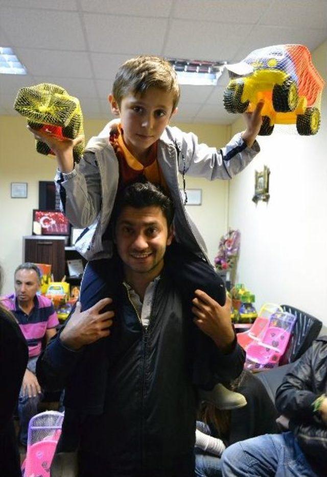 Avrupalı Öğrenciler Çocuklara Oyuncak Dağıttı 1