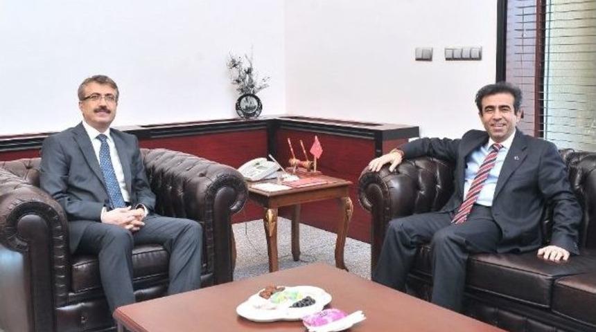 Mersin Valisi Hasan Basri G&uuml;zeloğlu'ndan Vali Dr. Mehmet Oduncu'ya Nezaket Ziyareti