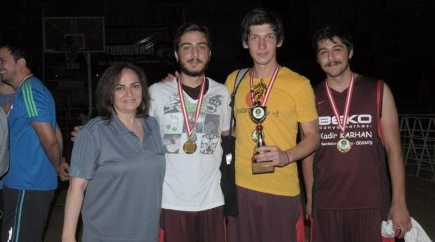 &Ouml;demiş 32. Sokak Basketbolu Turnuvası Sona Erdi