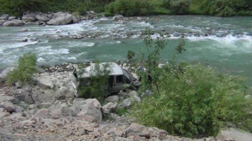 Hakkari'de Minib&uuml;s Şarampole Yuvarlandı: 3 Yaralı